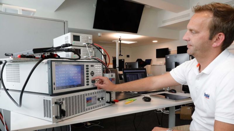 觸屏自定義界面，支持鍵盤鼠標(biāo)及遠(yuǎn)程操作。